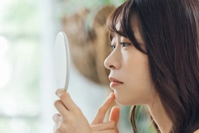 フェイシャルでくすみは取れる？くすみの原因と透明肌へ導くプロのケア